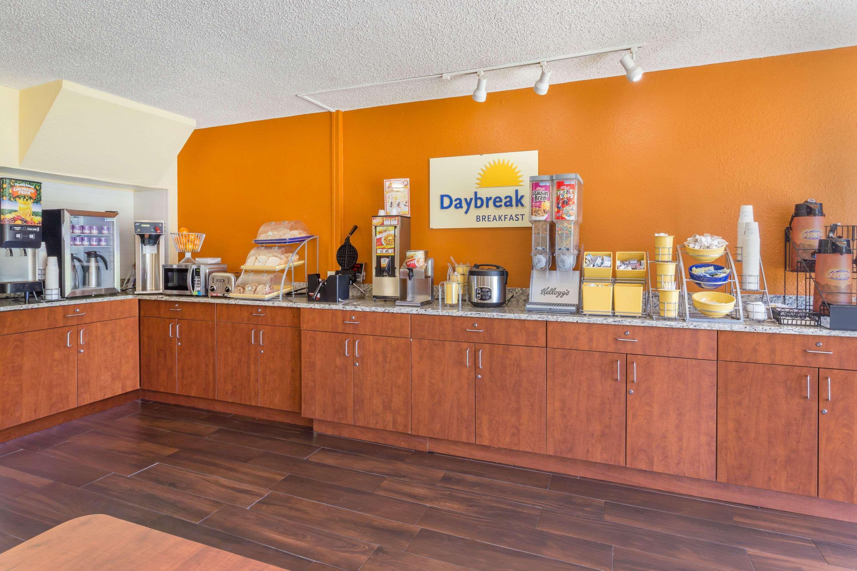 Days Inn By Wyndham Wildwood I-75 Extérieur photo